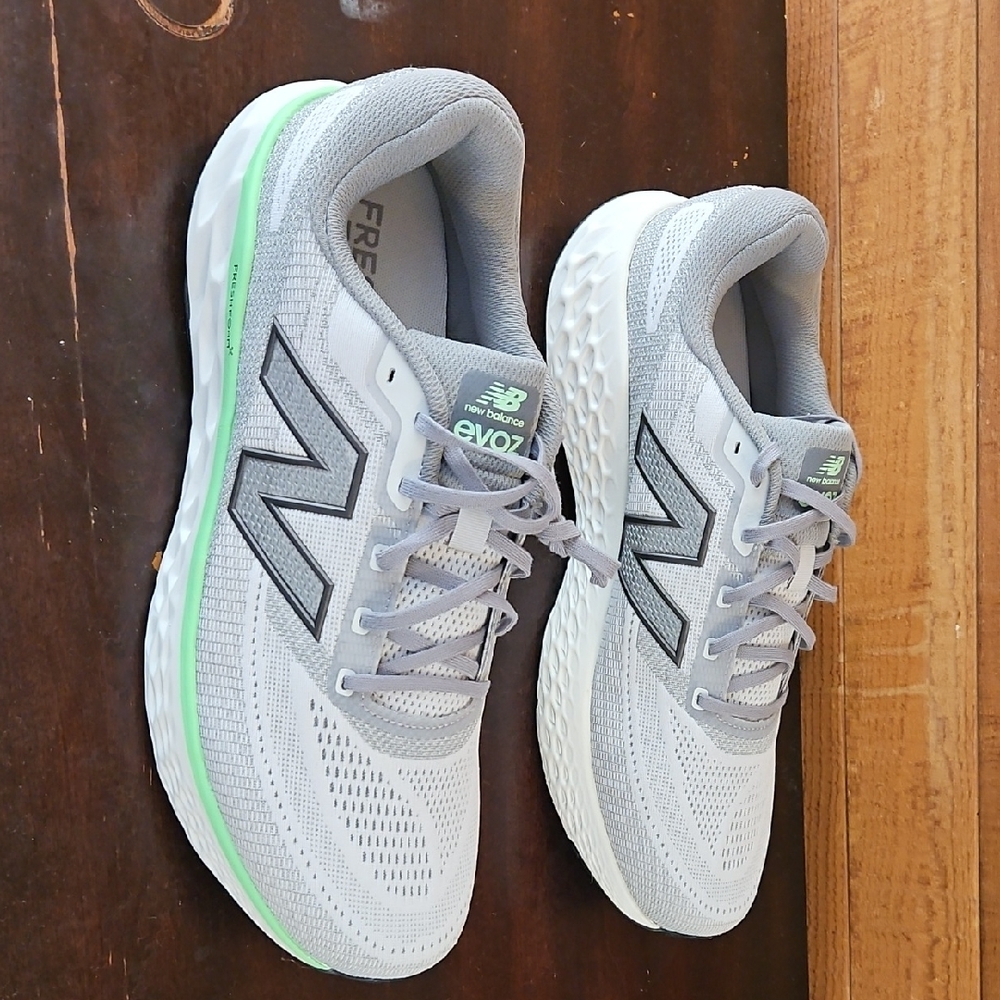 New Balance Gray and White Sneakers with Green Accents Fresh FOAM Evoz
